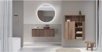 Ein komplettes Badezimmer in Naturtönen, mit rundem beleuchtetem Spiegel, Waschtischmöbel und Wandregal in Holzoptik sowie einer freistehenden Badewanne. Ein harmonisches Gesamtbild – typisch für x²o Badezimmer.